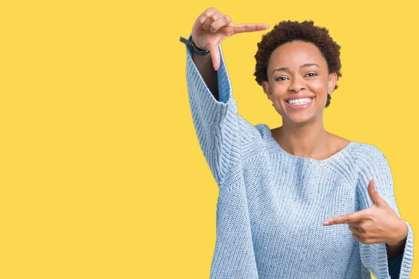 Jovem Bela Mulher Afro Americana Vestindo Uma Camisola Sobre Fundo — Fotografia de Stock