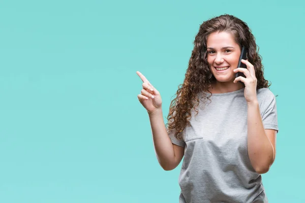 Jonge Brunette Meisje Praten Smartphone Geïsoleerde Achtergrond Erg Blij Met — Stockfoto