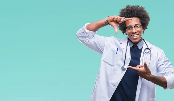 Médico Afroamericano Sobre Fondo Aislado Sonriendo Haciendo Marco Con Manos — Foto de Stock