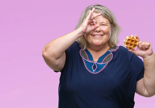 Senior Más Tamaño Caucásico Mujer Comiendo Waffle Sobre Aislado Fondo —  Fotos de Stock