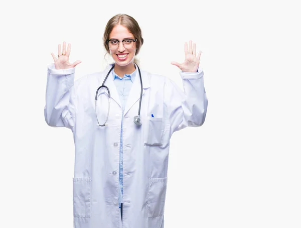 Hermosa Joven Doctora Rubia Vistiendo Uniforme Médico Sobre Fondo Aislado —  Fotos de Stock