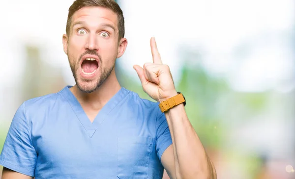 Yakışıklı Doktor Adam Başarılı Fikirle Izole Arka Plan Işaret Parmağı — Stok fotoğraf