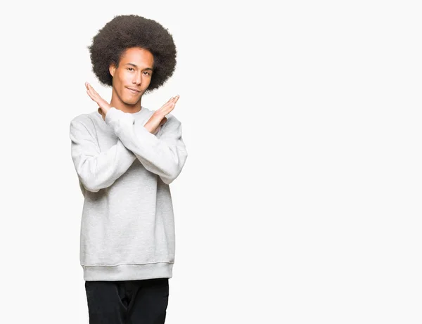 年轻的非洲裔美国男子与非洲裔头发穿着运动运动衫拒绝表达交叉手臂做负面标志 愤怒的脸 — 图库照片