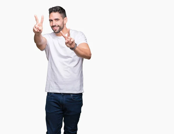 Jovem Vestindo Camiseta Branca Casual Sobre Fundo Isolado Sorrindo Olhando — Fotografia de Stock