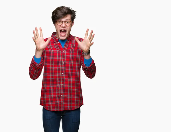 Junger Gutaussehender Mann Mit Brille Vor Isoliertem Hintergrund Feiert Verrückt — Stockfoto