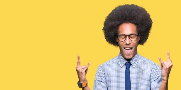 Joven Hombre Negocios Afroamericano Con Pelo Afro Usando Gafas Gritando — Foto de Stock