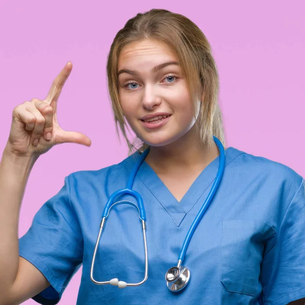 Mladý Lékař Kavkazský Žena Uniformě Chirurg Usmívá Izolovaná Pozadí Jistý — Stock fotografie