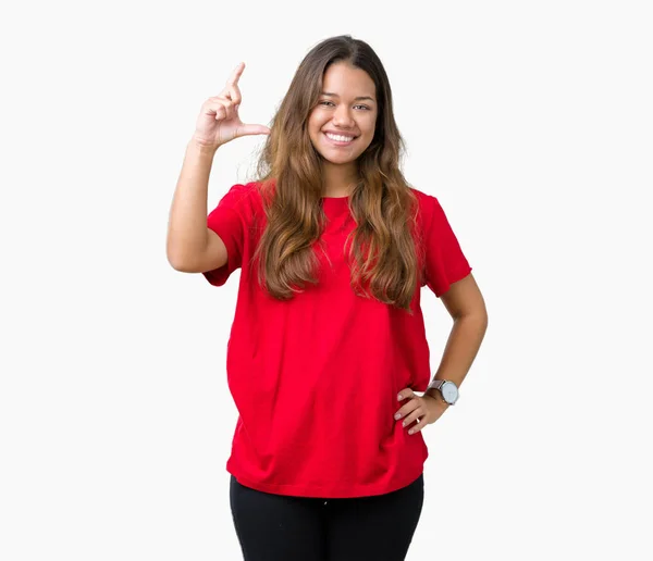 Mladá Krásná Bruneta Žena Nosí Červené Tričko Usmívá Izolovaná Pozadí — Stock fotografie
