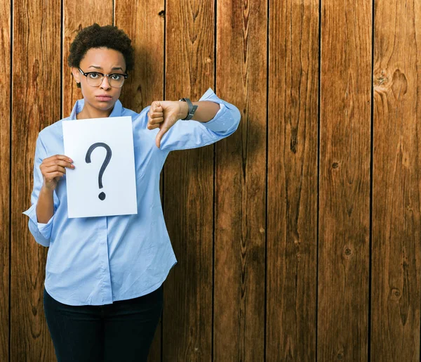 Jonge African American Vrouw Houdt Van Papier Met Vraagteken Geïsoleerde — Stockfoto