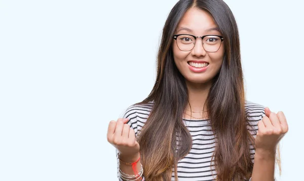Mladá Asijská Žena Nosí Brýle Nad Izolované Pozadí Slaví Překvapil — Stock fotografie