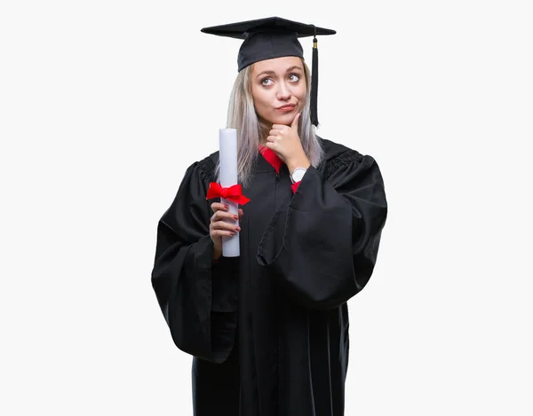 Młoda Kobieta Blonde Noszenie Absolwent Uniform Trzymając Stopień Białym Tle — Zdjęcie stockowe