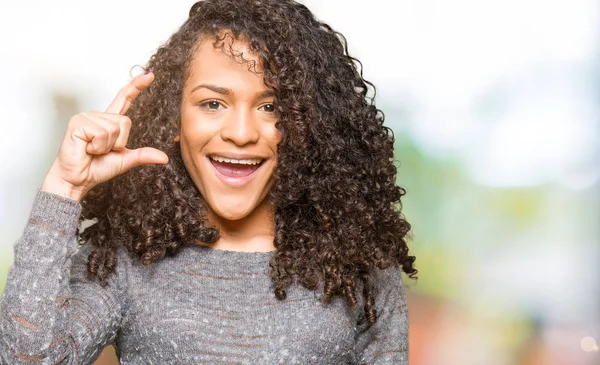 Joven Hermosa Mujer Con Pelo Rizado Usando Suéter Gris Sonriendo — Foto de Stock