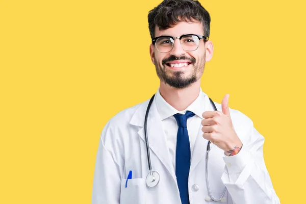 Junger Arzt Krankenhausmantel Über Isoliertem Hintergrund Mit Glücklichen Daumen Nach — Stockfoto