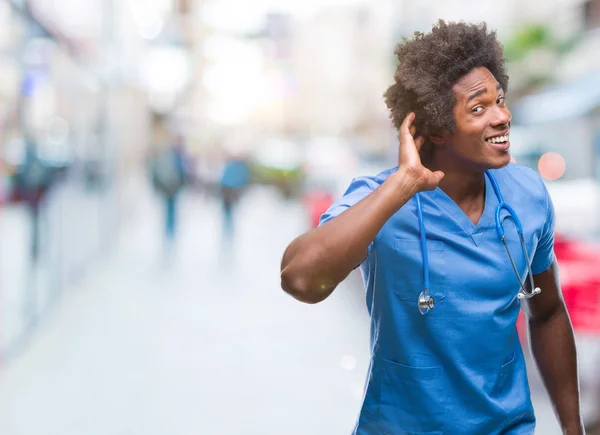 Médico Cirurgião Afro Americano Sobre Fundo Isolado Sorrindo Com Mão — Fotografia de Stock