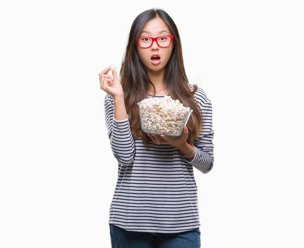 Jovem Mulher Asiática Comendo Pipocas Sobre Fundo Isolado Assustado Choque — Fotografia de Stock