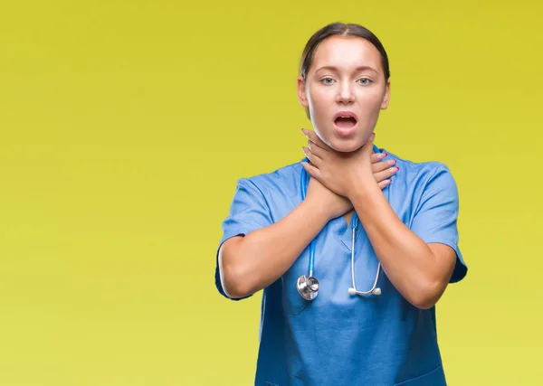 Genç Beyaz Doktor Kadın Giyiyor Tıbbi Üniforma Üzerinde Arka Plan — Stok fotoğraf