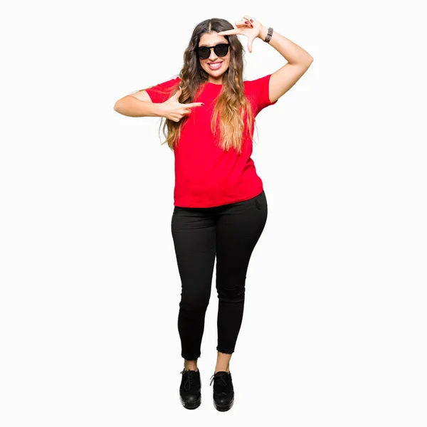 Mulher Bonita Nova Vestindo Shirt Vermelha Óculos Sol Sorrindo Fazendo — Fotografia de Stock