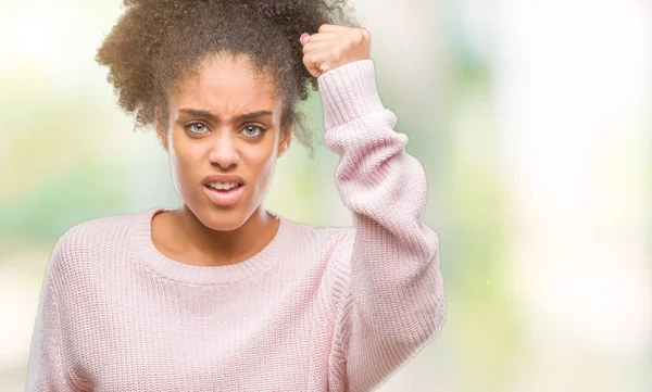 Jonge Afro Amerikaanse Vrouw Winter Trui Dragen Geïsoleerd Achtergrond Boos — Stockfoto