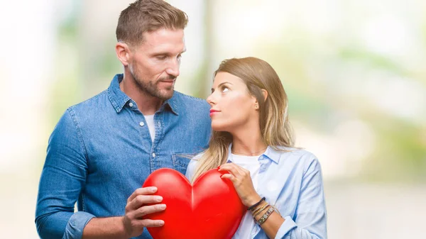 Junges Verliebtes Paar Hält Rotes Herz Über Isoliertem Hintergrund Mit — Stockfoto