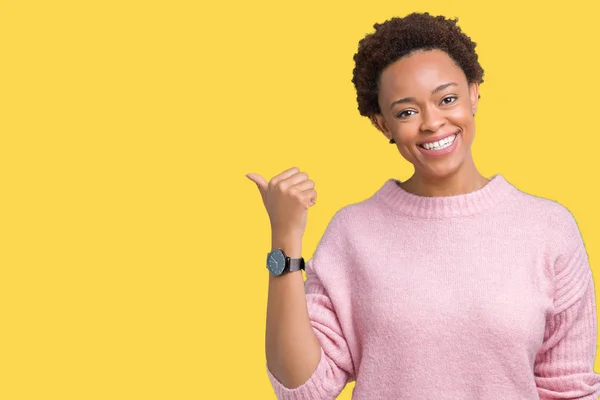 Hermosa Joven Afroamericana Mujer Sobre Fondo Aislado Sonriendo Con Cara —  Fotos de Stock