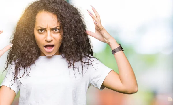 Giovane Bella Ragazza Con Capelli Ricci Indossa Casual Shirt Bianca — Foto Stock