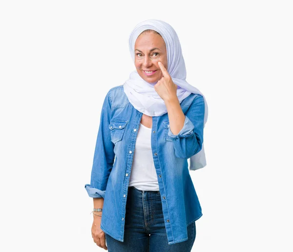 Medelåldern Östra Arabisk Kvinna Bär Arabiska Hijab Över Isolerade Bakgrund — Stockfoto