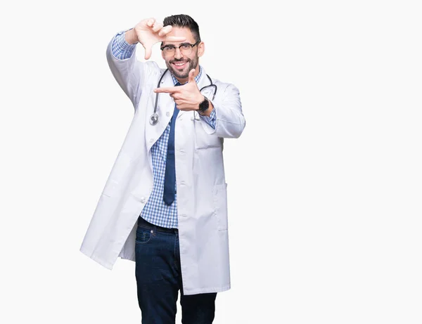 Schöner Junger Arzt Mit Isoliertem Hintergrund Der Lächelnd Einen Rahmen — Stockfoto