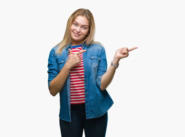 Joven Mujer Caucásica Sobre Fondo Aislado Sonriendo Mirando Cámara Apuntando —  Fotos de Stock