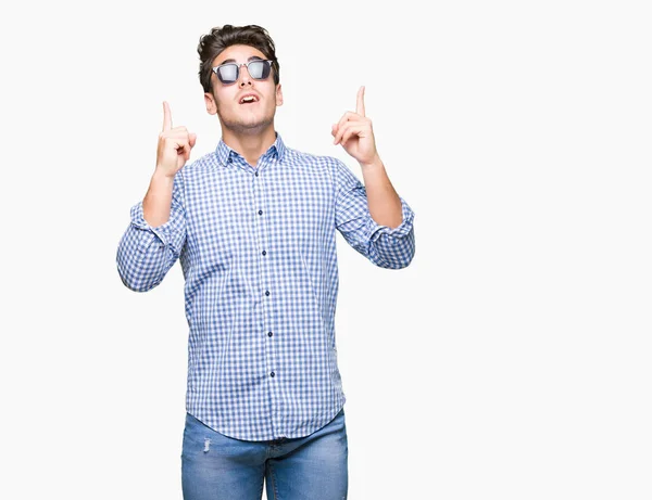 Joven Hombre Guapo Con Gafas Sol Sobre Fondo Aislado Asombrado —  Fotos de Stock