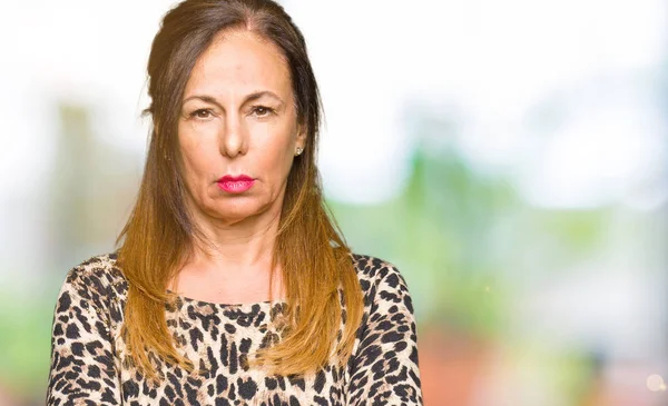 Hermosa Mujer Mediana Edad Con Leopardo Estampado Animal Vestido Escéptico — Foto de Stock