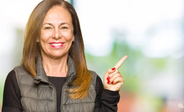 Mooie Middelbare Leeftijd Vrouw Dragen Winter Vest Met Een Grote — Stockfoto