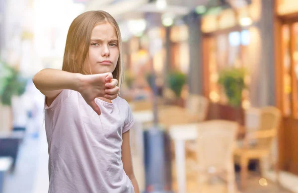 Menina Bonita Jovem Sobre Fundo Isolado Olhando Infeliz Irritado Mostrando — Fotografia de Stock