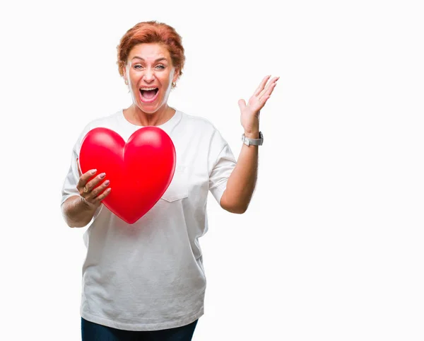 Senior Kaukasische Frau Hält Rotes Verliebtes Herz Über Isoliertem Hintergrund — Stockfoto