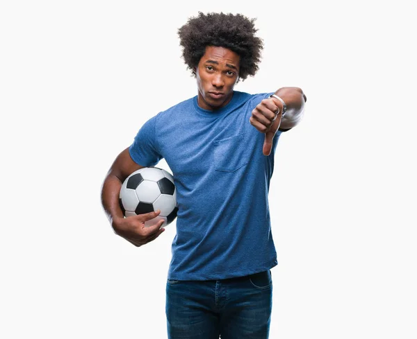 Afroamerikanischer Mann Hält Fußballball Über Isoliertem Hintergrund Mit Wütendem Gesicht — Stockfoto