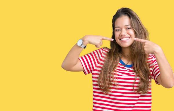 Joven Mujer Morena Hermosa Con Rayas Camiseta Sobre Fondo Aislado — Foto de Stock