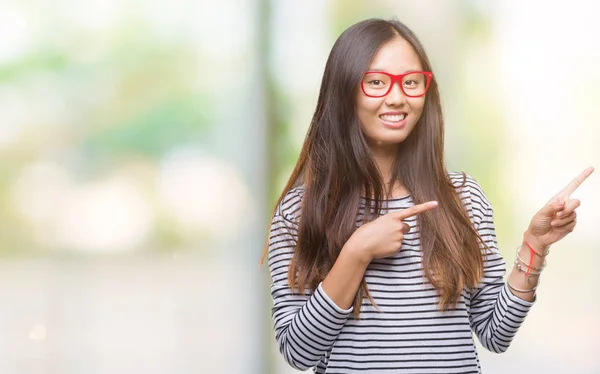Joven Mujer Asiática Con Gafas Sobre Fondo Aislado Sonriendo Mirando —  Fotos de Stock