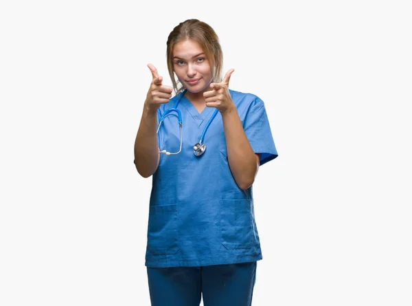 Młody Lekarz Kaukaski Kobieta Nosi Mundur Chirurg Nad Białym Tle — Zdjęcie stockowe
