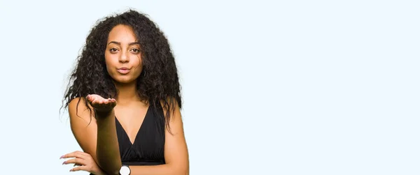 Giovane Bella Ragazza Con Capelli Ricci Indossa Gonna Moda Guardando — Foto Stock