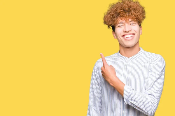 Ung Vacker Affärs Man Med Afro Hår Bär Elegant Skjorta — Stockfoto