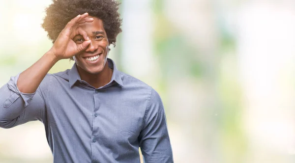 Αφρο Αμερικανικό Άνθρωπος Πέρα Από Απομονωμένο Υπόβαθρο Κάνει Εντάξει Χειρονομία — Φωτογραφία Αρχείου