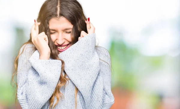 Ung Vacker Kvinna Som Bär Vinter Tröja Leende Korsning Fingrar — Stockfoto