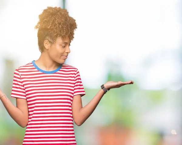 Linda Jovem Afro Americana Sobre Fundo Isolado Sorrindo Mostrando Ambas — Fotografia de Stock