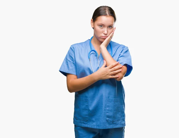 Unga Kaukasiska Läkare Kvinna Bär Medicinsk Uniform Över Isolerade Bakgrund — Stockfoto