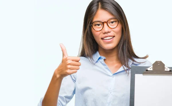 Junge Asiatische Geschäftsfrau Über Isolierten Hintergrund Hält Klemmbrett Glücklich Mit — Stockfoto