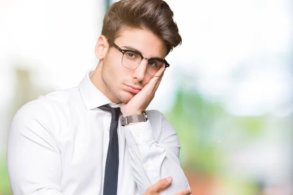 Jeune Homme Affaires Portant Des Lunettes Sur Fond Isolé Pensant — Photo