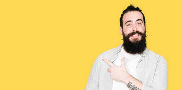 Jovem Com Cabelos Longos Barba Brincos Alegres Com Sorriso Rosto — Fotografia de Stock