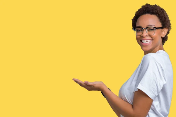 Bella Giovane Donna Afroamericana Che Indossa Occhiali Sfondo Isolato Indicando — Foto Stock