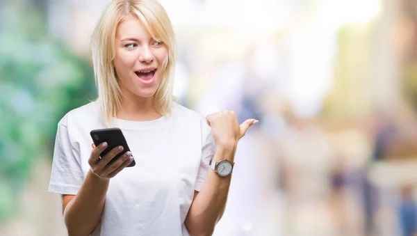 Joven Hermosa Mujer Rubia Usando Teléfono Inteligente Sobre Fondo Aislado — Foto de Stock