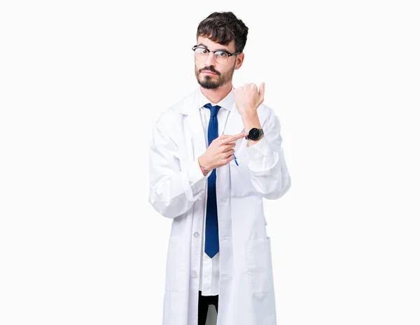 Giovane Scienziato Professionista Che Indossa Cappotto Bianco Sfondo Isolato Fretta — Foto Stock