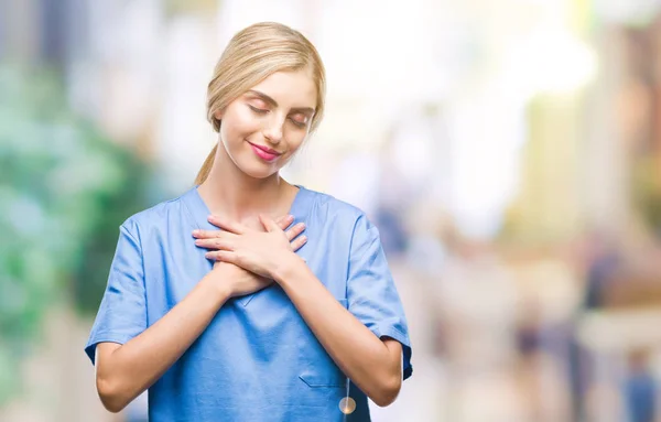 Joven Hermosa Doctora Rubia Cirujana Enfermera Sobre Fondo Aislado Sonriendo — Foto de Stock